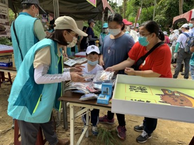 廉政志工向民眾介紹廉政宣導品、廉政宣導標語「全民反貪腐 廉潔好政府」及廉政專線0800-286-586 (新竹林管處提供)